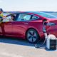 Imagen para el artículo titulado Esta compañía fabrica cargadores móviles que cargan tu auto eléctrico en cualquier parte